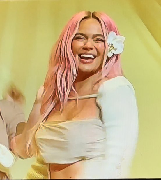 kimichota's tweet photo. KAROL G EN SNL, TE AMO @karolg 🌸🤍✨ https://t.co/DnaF4bT1kP