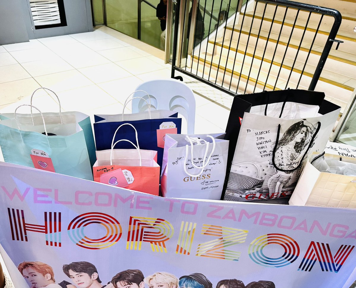 PbbTito's tweet photo. Nameless fandom from Zamboanga are ready! 

Andito na rin ang mga gifts, habol na kayo! 

@HORI7ONofficial 
ZAMBOANGALing HORI7ON
#HORI7ON_GoesToZamboanga
#HORI7ONatASAP https://t.co/TJM2Dqz3XE