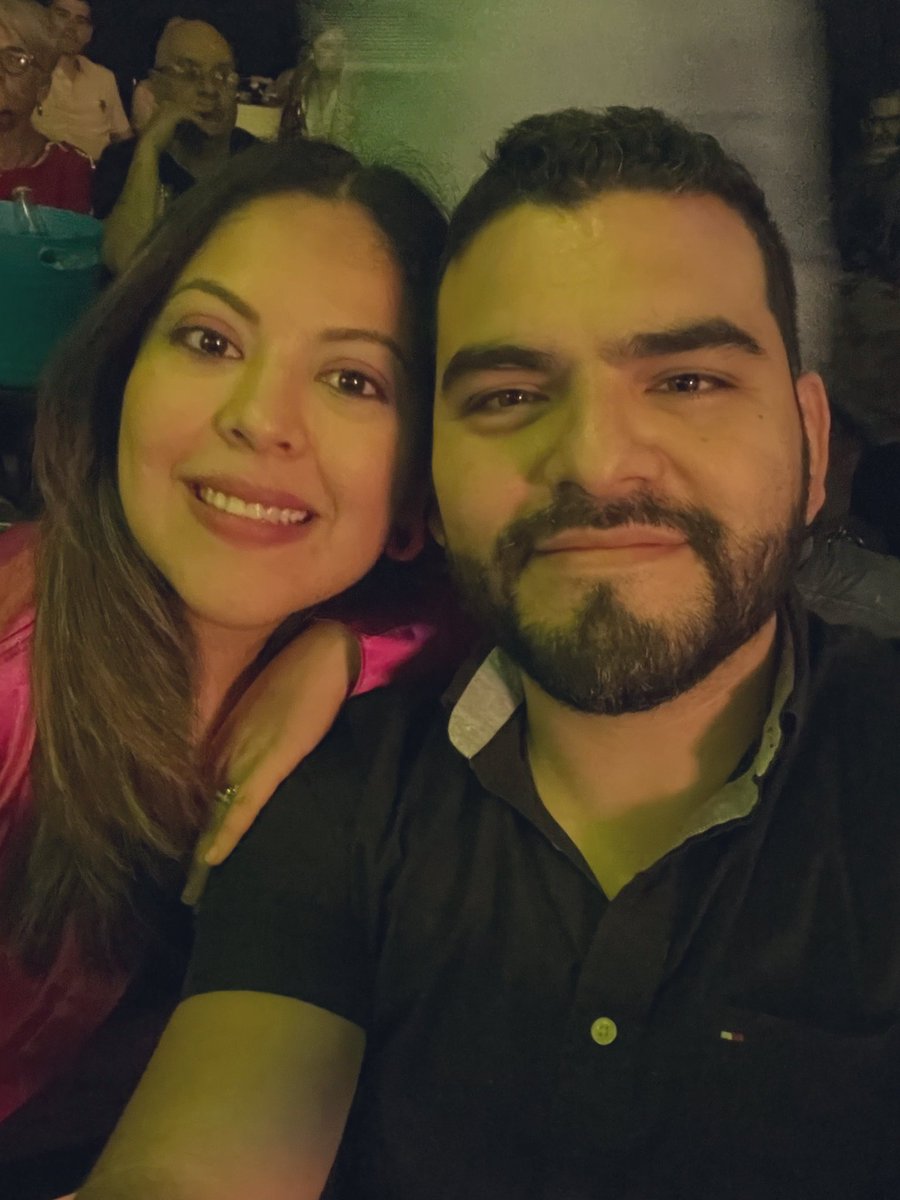 SaloSesma's tweet photo. Risa terapia… con mi bella Esposa!!! 😍😍 @zagaroficial #Zagarcomedybar https://t.co/9vsEq6UzfU