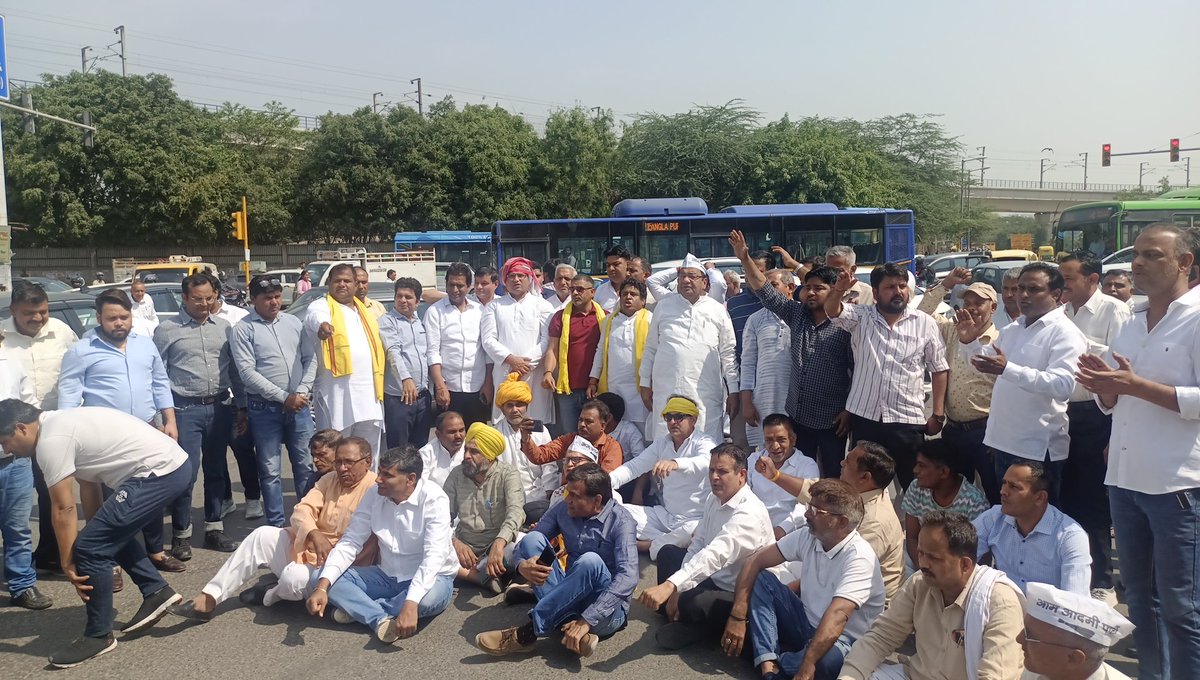 DrSushilKrGupta's tweet photo. CBI द्वारा समन देने के बाद, @ArvindKejriwal जी के समर्थन में सड़क पर उतर रही Delhi की जनता!
अंधेरिया मोड़, दिल्ली
@AamAadmiParty
@ArvindKejriwal
@SandeepPathak04
#KejriwalRukegaNahi https://t.co/jfLvax9eIp