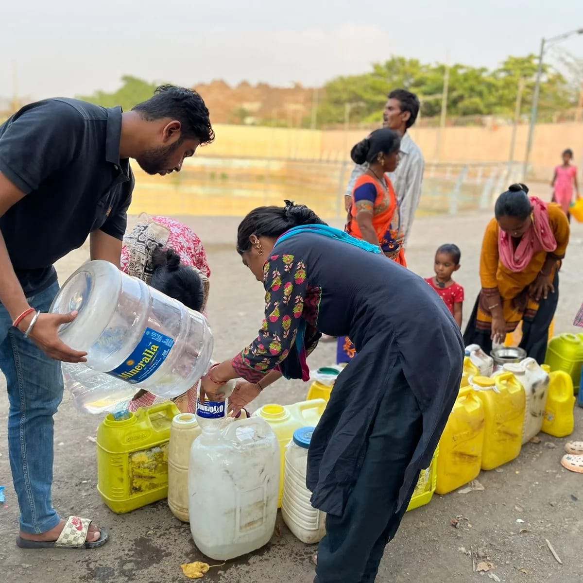 Khushiyaan_Org's tweet photo. 𝙒𝙖𝙩𝙚𝙧 𝘿𝙞𝙨𝙩𝙧𝙞𝙗𝙪𝙩𝙞𝙤𝙣💧

Location - Thane East, Airoli Sector-19 &amp; Brahmand 

600 families at our Mumbai Rotighar slums are benefitted with clean drinking water weekly.

#ANANTAKhushiyaan #boond #water #spreadlove #love #blue #mumbai #waterdistribution https://t.co/VPVxFSl21t