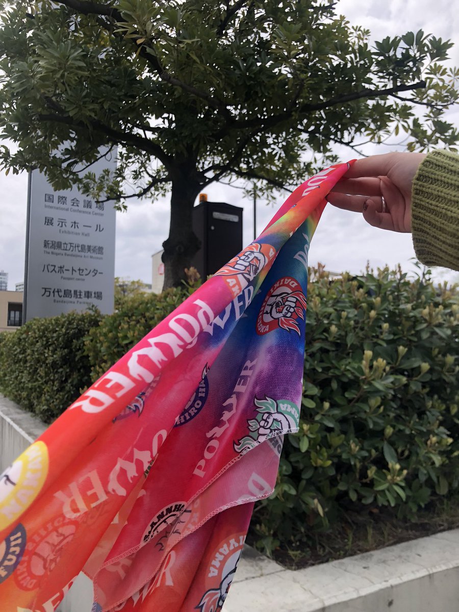 _rainbow_storm_'s tweet photo. 【拡散お願いします！！！】
朱鷺メッセへ行く道でツアバのスカーフが落ちてたので、朱鷺メッセの落とし物受付の方に届けました。お心当たりある方は取りに行ってあげてください！
中間さんのデタカ挟んでみたので、それも一緒に届いたらいいな💛
リツイート等で拡散お願いします🙇🏼 https://t.co/8AkKUV7iqe