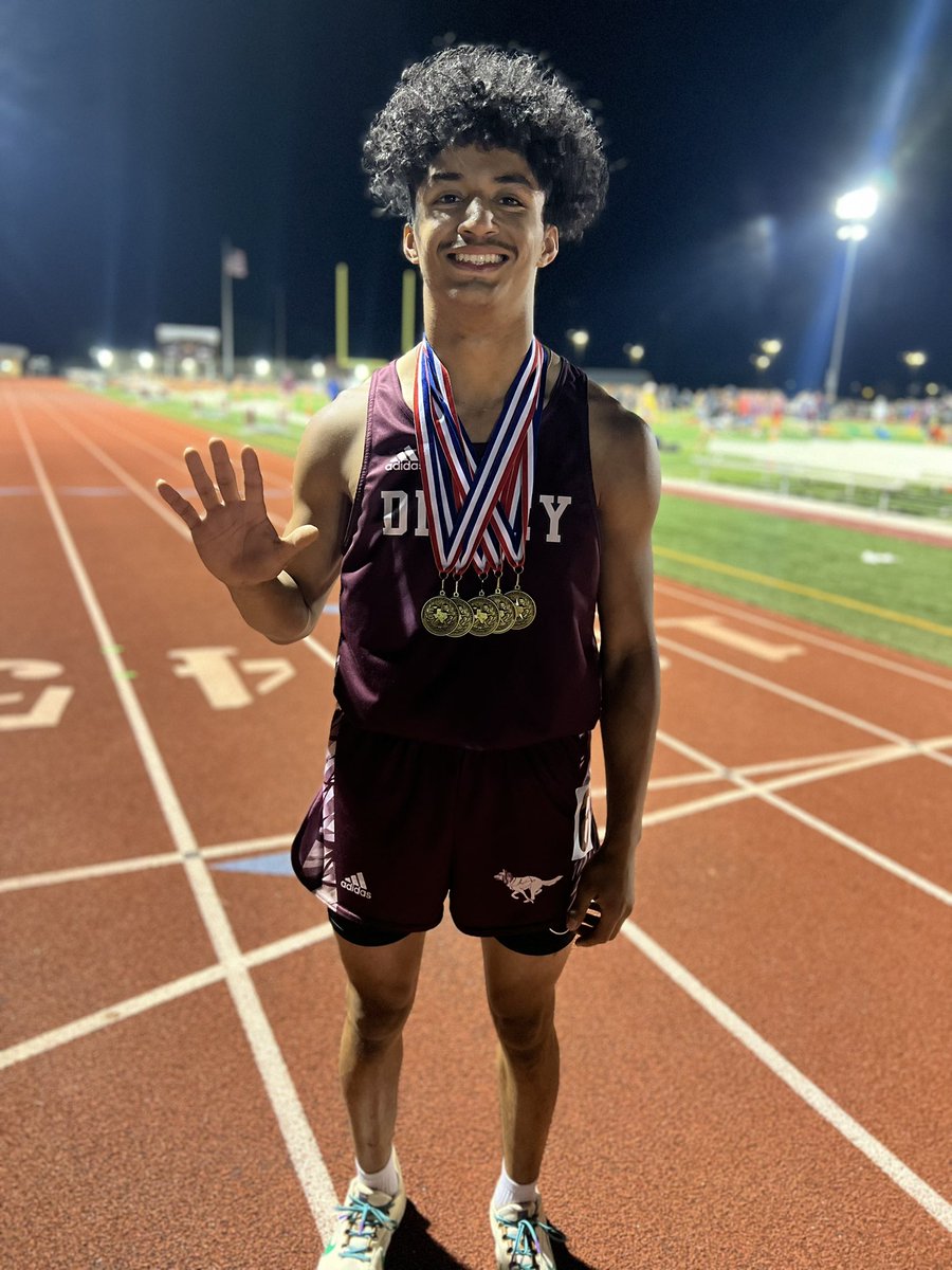 DoraAranda7's tweet photo. 5 x District Champ:
Long jump, Triple jump, 100m dash 200m dash &amp; 4x400m Relay

Next stop-Area Meet 4/19/23🙏🏼♥️ https://t.co/vQbOcr6j3z