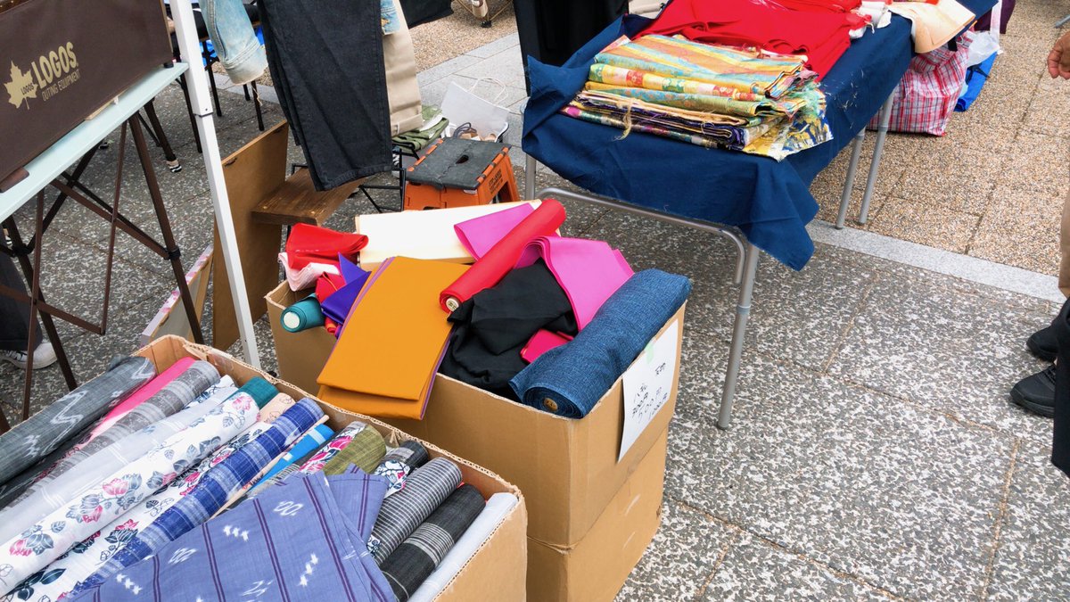 「敷き布忘れたけど外の即売会に沢山あって助かったというコマーシャルです 」|Nachtのイラスト