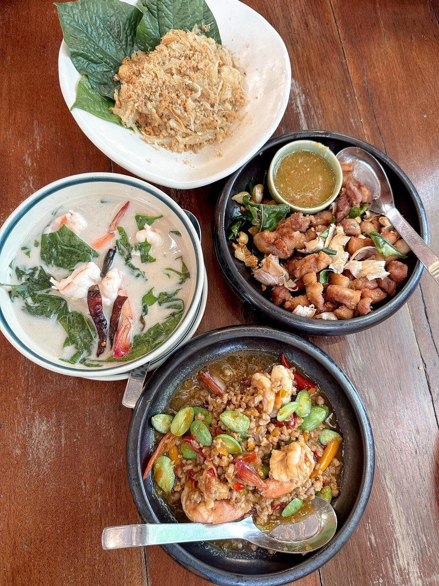 aearReview's tweet photo. 🍲🥓ใครมองหาร้านอาหารไทยภาคใต้รสชาติจัดจ้าน บรรยากาศร่มรื่น นั่งกินกับครอบครัวสบายๆ ต้องร้านนี้เลย เราชอบเมนูแกงเหลือง เครื่องมาแบบใต้มาก กินคู่กับหมูทอดเกลือ ดีที่สุด เมนูไทยๆอย่างยำส้มโอก็สดชื่น อร่อยมาก แนะนำค่า
📍ครูสายฐิพย์-ข้าว ยำ ธรรม แกง 
@aroii #อร่อยบอกต่อ @ReviewAroii https://t.co/VComf8SpB4
