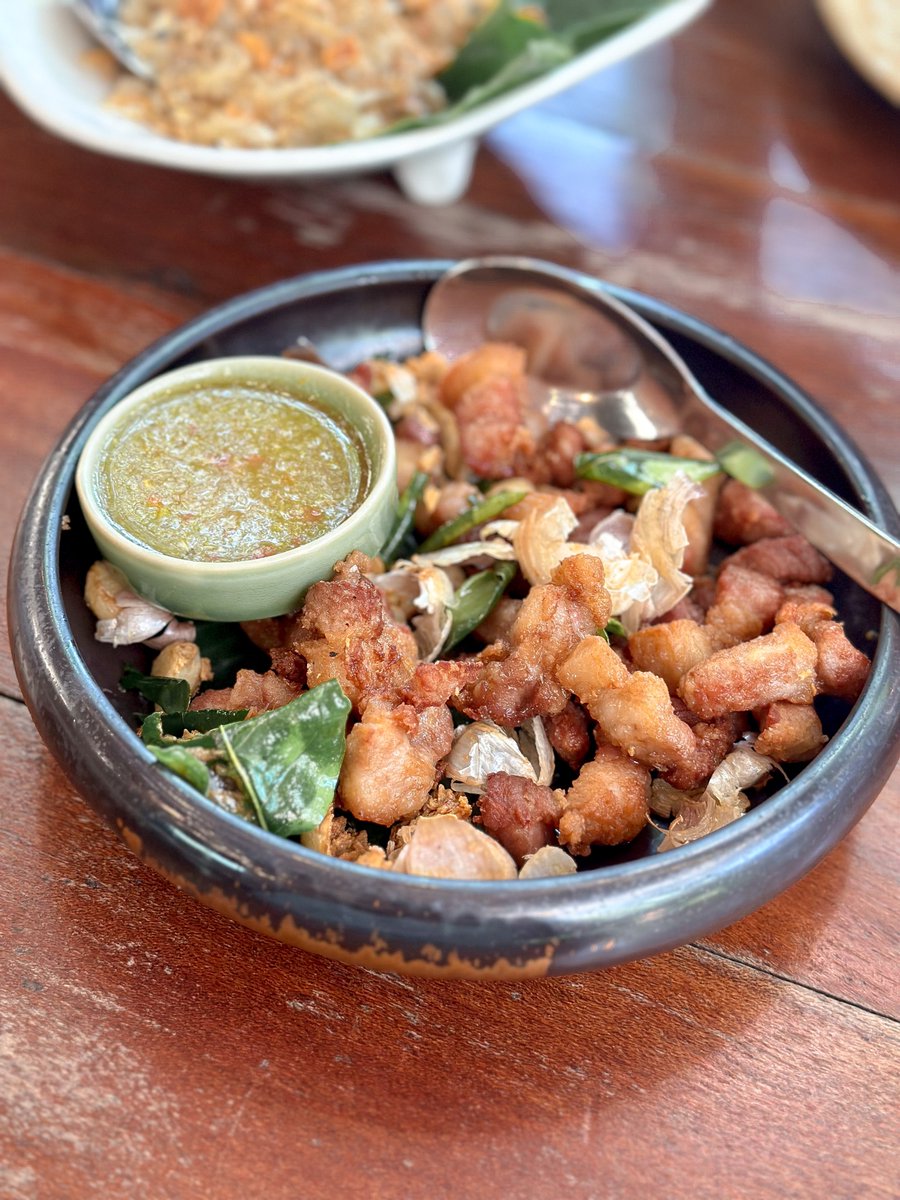 aearReview's tweet photo. 🍲🥓ใครมองหาร้านอาหารไทยภาคใต้รสชาติจัดจ้าน บรรยากาศร่มรื่น นั่งกินกับครอบครัวสบายๆ ต้องร้านนี้เลย เราชอบเมนูแกงเหลือง เครื่องมาแบบใต้มาก กินคู่กับหมูทอดเกลือ ดีที่สุด เมนูไทยๆอย่างยำส้มโอก็สดชื่น อร่อยมาก แนะนำค่า
📍ครูสายฐิพย์-ข้าว ยำ ธรรม แกง 
@aroii #อร่อยบอกต่อ @ReviewAroii https://t.co/VComf8SpB4