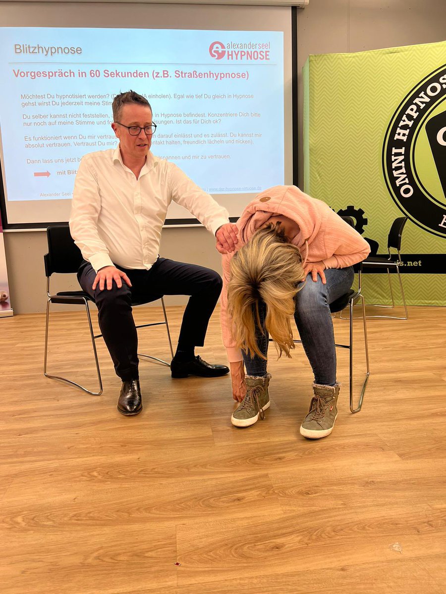 HypnoseVirtuose's tweet photo. Nach dem Hypnowaving Seminar hat nun auch der erste Seminartag des Blitzhypnose Seminares begonnen https://t.co/SyGLDaBlsm #blitzhypnose #hypnose #alexanderseel #strassenhypnose #schnellhypnose #hypnoselernen https://t.co/7GAXIf8KmB