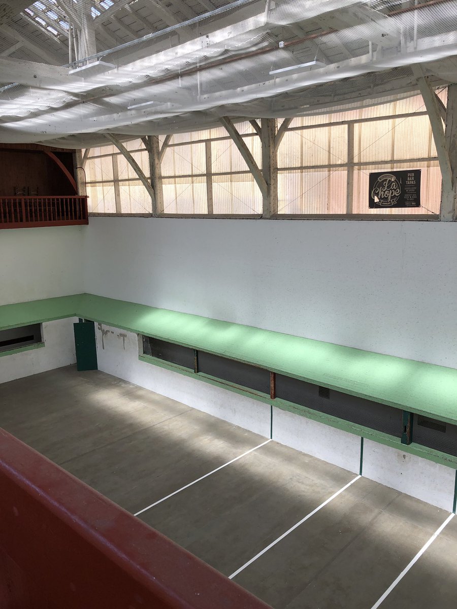 FCourbo's tweet photo. @Stephane_Poli @lereveildatlas Ancien jeu de paume transformé en trinquet à Bayonne : le trinquet Saint André - 4 rue du jeu de paume ! #histoire #tennis #traditions 
https://t.co/1HGbOD5KFy https://t.co/GFRPDdNnNv