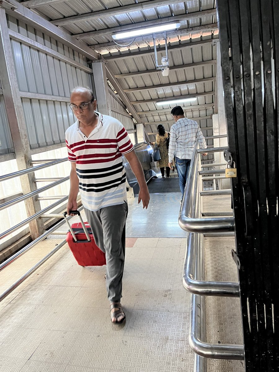 imperial_max's tweet photo. @RailMinIndia @WesternRly arrived 15apr2312494 darshan express, 3rd time i had bad experience in Pune station escalator service Pltfrm2. It was down when train reach n started wrkng aftr 15 min. Being big metro city Pune station always fail 2 provide basic facility 4 old n needy https://t.co/d3O7j4krPn