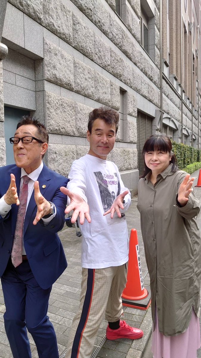 agosunsunsun's tweet photo. 肥後リーダーと３ショット写真なのです。愛妻弁当良いですね❣️妻もたけしさんのウルトラクイズ以来で大変喜んでおりました！本日めでたく千穐楽なのです。後2回となりました！頑張ります。 https://t.co/no7PmWE04m