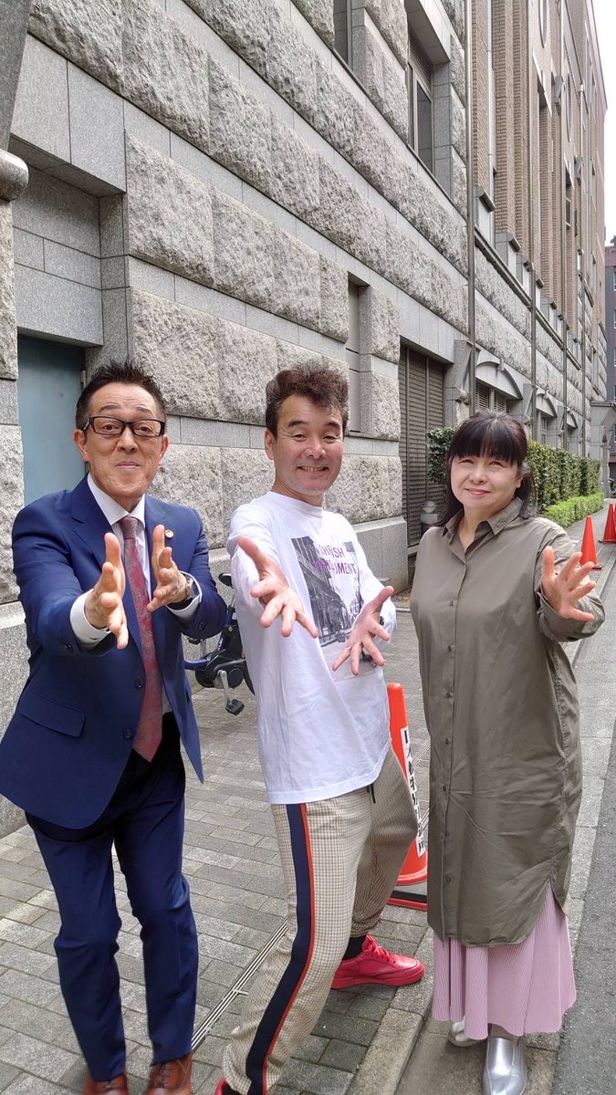 agosunsunsun's tweet photo. 肥後リーダーと３ショット写真なのです。愛妻弁当良いですね❣️妻もたけしさんのウルトラクイズ以来で大変喜んでおりました！本日めでたく千穐楽なのです。後2回となりました！頑張ります。 https://t.co/no7PmWE04m