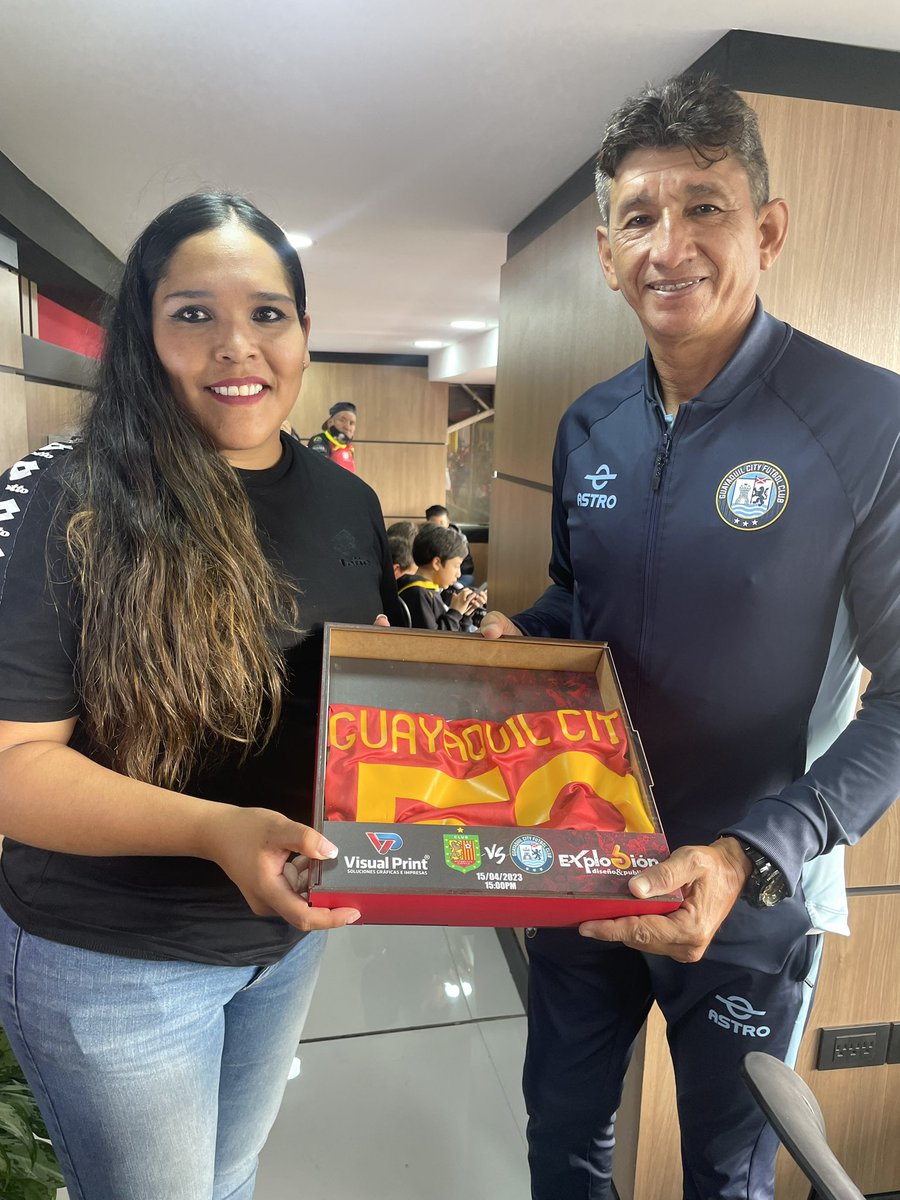 DCuencaOficial's tweet photo. Una sana costumbre ♥️🖤
Entregamos un presente a nuestros amigos de @GuayaquilCityFC 🤝
Gracias al apoyo de:
#VisualPrint
#ExplosionDiseñoYPublicidad https://t.co/jPQF7xtR4s
