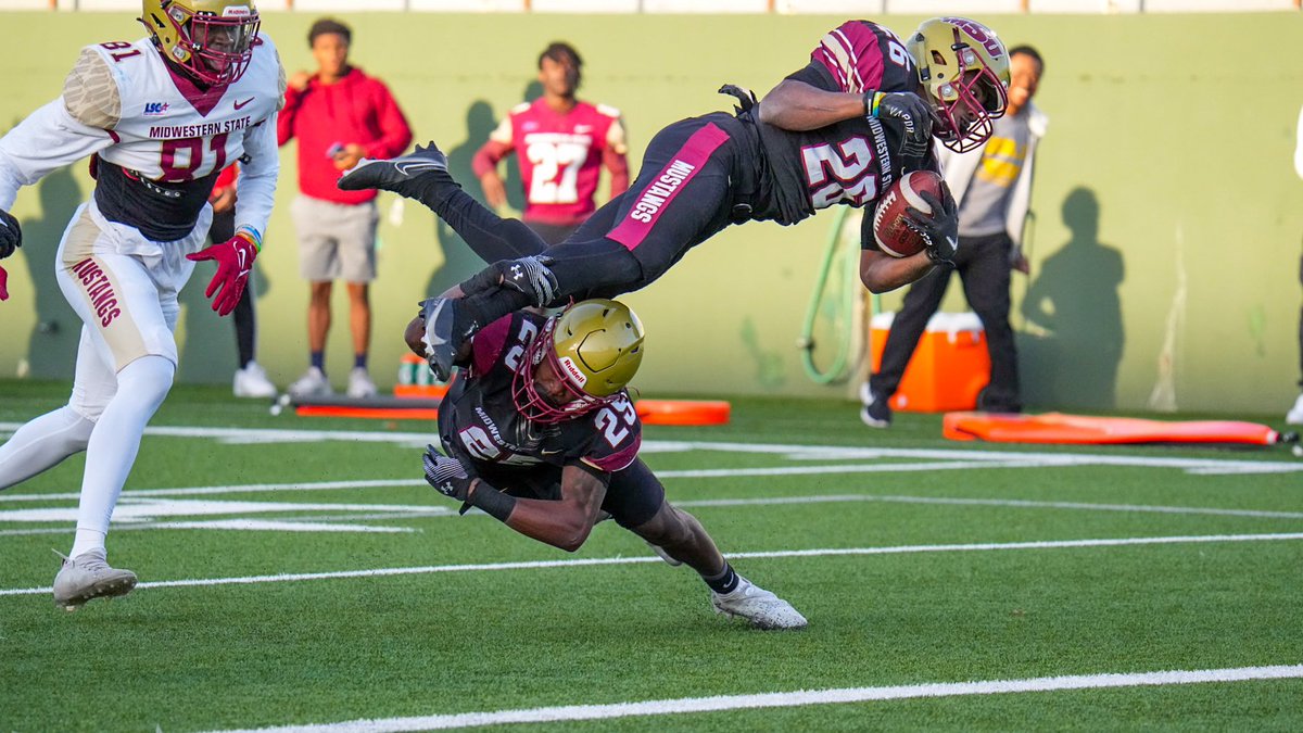 Maroon leads Gold, 21-7 at the half. 🐎