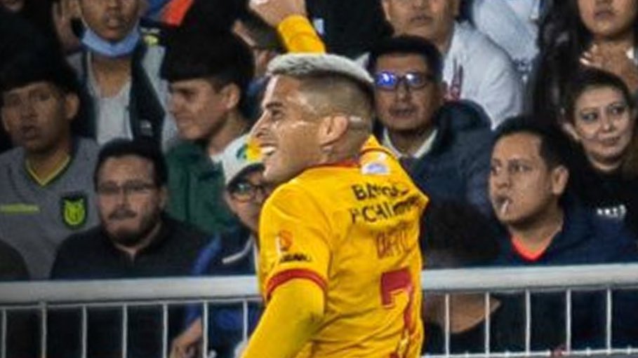 Rarosemena11's tweet photo. ¡SE ACABÓ! Barcelona ha ganado 0-1 en el Estadio Rodrigo Paz Delgado y terminó el histórico invicto de LDU. Fabián Bustos gana su primer partido con Barcelona en la altura y lo hace hace nada más que ante Liga de Quito en el estadio albo. https://t.co/gqzTmYksxY