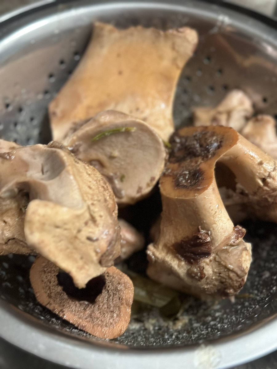 Square1Wellness's tweet photo. @SQ1Wellness Made some awesome beef stock this week! #yes2meat #beefstock #bonebroth #healthcoach https://t.co/PUIkc2IaGl