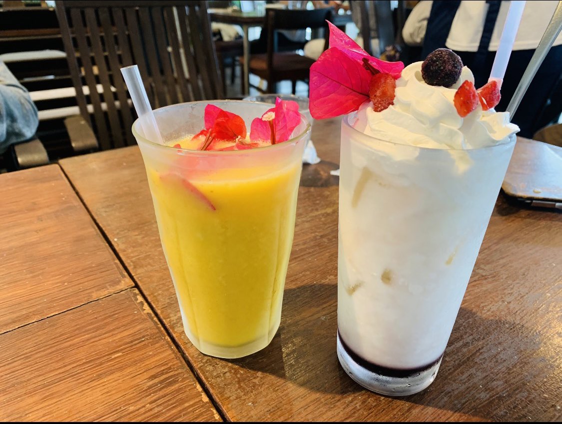 gourment_master's tweet image. 雲のようにプカプカ浮きながらリラックス出来る『PUFF PUFF』オーシャンビューテラスが人気のカフェレストラン。Wマンゴースムージーとアサイーベリーラッシー。南国素材にこだわったオリジナルドリンクは絶景と相俟って最高のチル。※と言いつつスコールにつき室内。
#PUFF2 #カフェ #石垣島 #沖縄