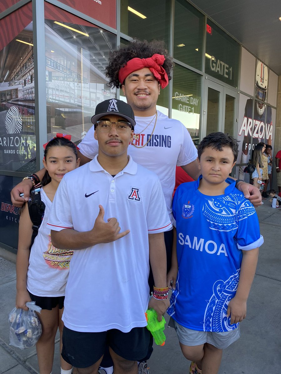 vtecboricua's tweet photo. Thank you for the picture with my kids Uso @Mailoto55 https://t.co/plHE1fyhJE