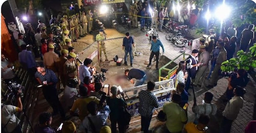 24TopNews_'s tweet photo. अतीक अहमद की हत्या ऐसे समय में हुई है जब उनके बेटे असद और उसके दोस्त गुलाम को दो दिनों पहले (गुरुवार, 13 अप्रैल) ही यूपी एसटीएफ ने मार गिराया था

#BigBreaking #AtiqueAhmed #AshrafAhmed #UmeshPalCase #UttarPradesh #PrayagrajNews #24TopNews https://t.co/iyTjrdSu14