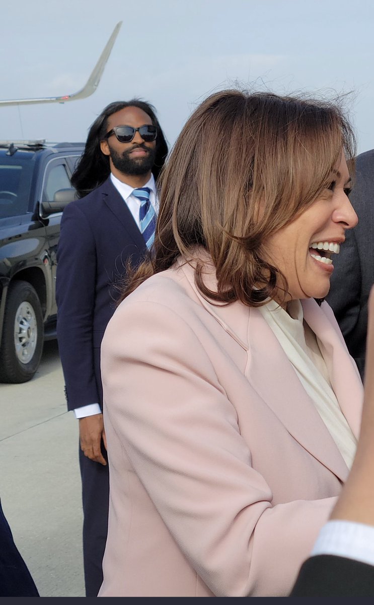 Vice President Kamala Harris &amp; her entire staff has a silk press including the men… I’m jealous