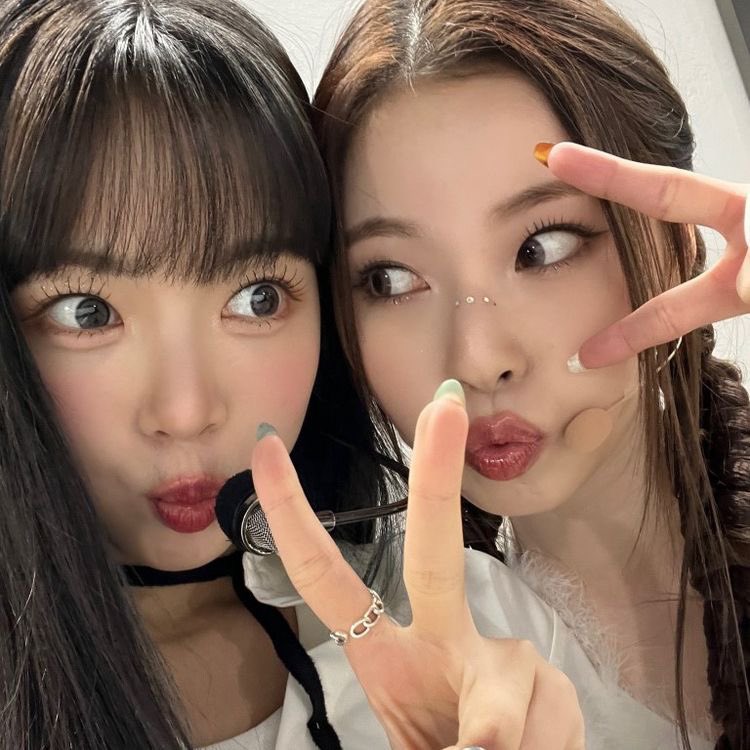 prttyellaa_'s tweet photo. hi, i’m iana and i’m looking for interactive moots !! 🪷 [day 2]

- she / her, 09 liner
- not new to #stantwt, #kpoptwt 
- looking for bts, twice, nmixx, svt, itzy, le sserafim stan but any random is fine!

♡︎/↻ to be moots !!! https://t.co/wb1fXynvpl
