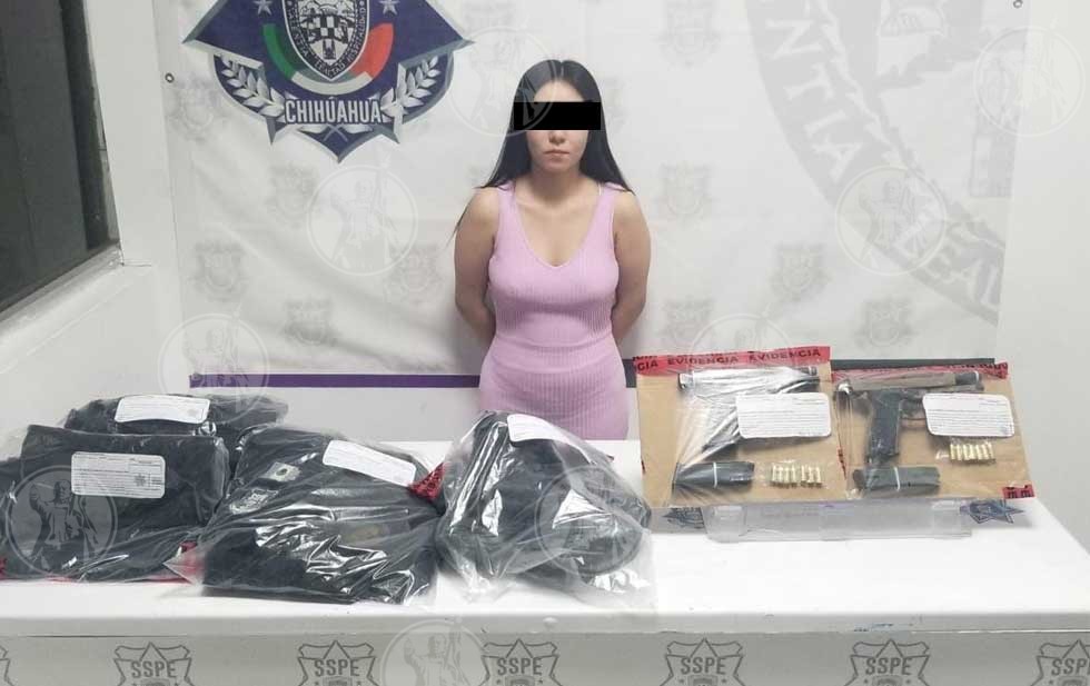 Diariodenarco's tweet photo. Capturan a Pamela en Ciudad Juárez, una hermosa conductora que obstruía la calle con una camioneta robada, le encontraron equipo tactito y armas

NOTA EN EL ENLACE; https://t.co/yJMeeQG8N1 https://t.co/vdiDwwznB5