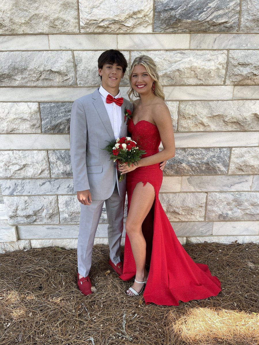 robinshelnut's tweet photo. Sweet senior memories @MaciShelnut https://t.co/pAxhaONnQo