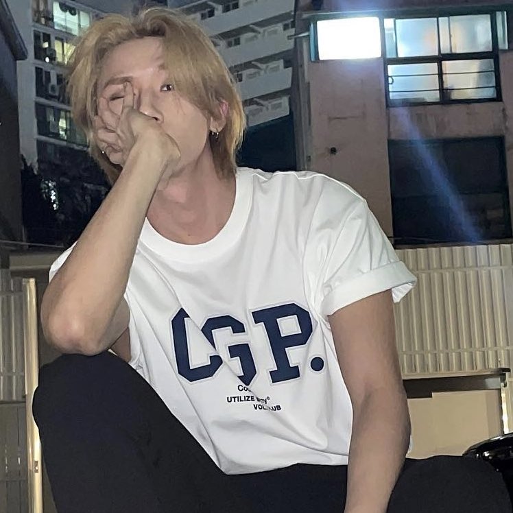 TurtleLoveCat's tweet photo. a year since this iconic long blonde hair changkyun 🫠 https://t.co/NhEGqPUP0Z