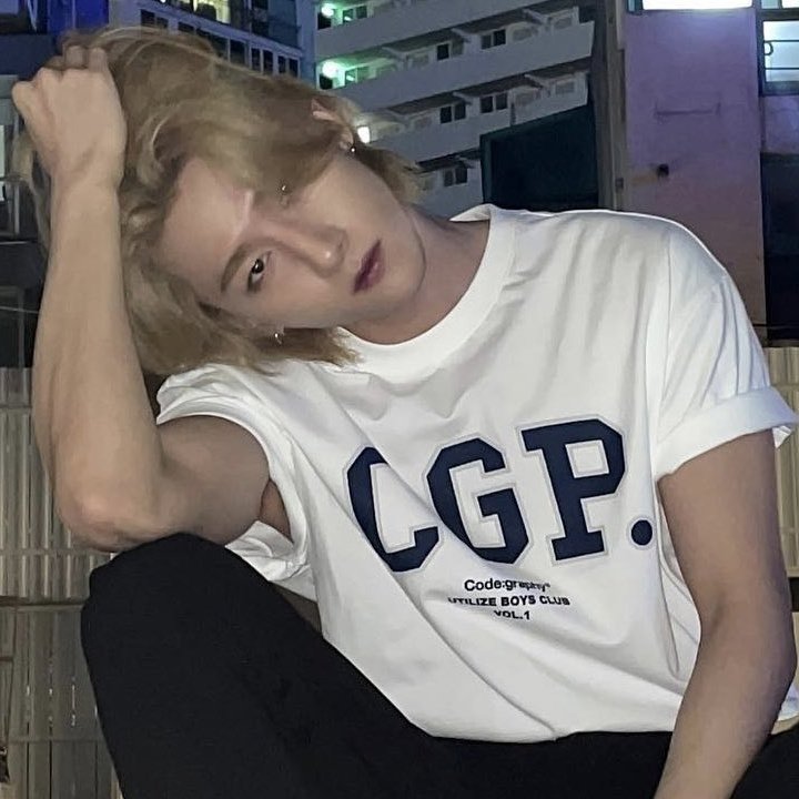 TurtleLoveCat's tweet photo. a year since this iconic long blonde hair changkyun 🫠 https://t.co/NhEGqPUP0Z