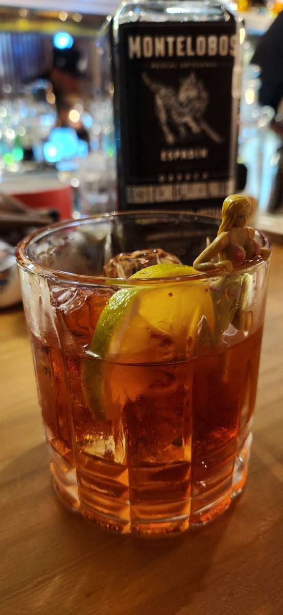 tatogourmet's tweet photo. De los pocos lugares para recomendar en el barrio La Macarena en Bogotá. 

#SandwichTaller  la coctelería increíble!! Aquí un negroni con uno de los mezcales más exquisitos en presentación de sus ahumados. 

La berenjena es una vaina pa chiflarse se la delicia!! https://t.co/bKvWxmrLfs