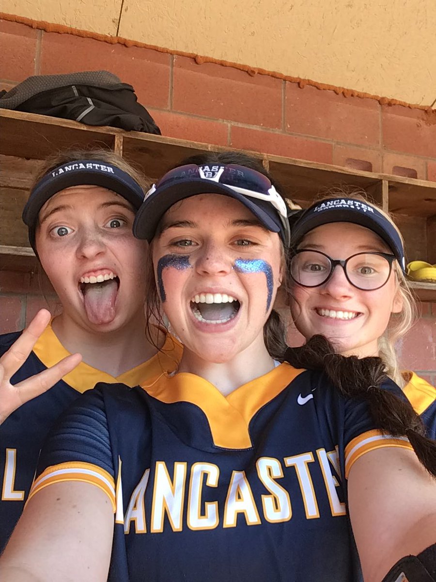 FieldofDreamsOH's tweet photo. Time to change the password, I guess.
Pre-game shenanigans.
@lily_stoughton @maggieconkel @BrennaSpradlin and @kileigh_rohr photobombing. https://t.co/Tpcn7wEHx1