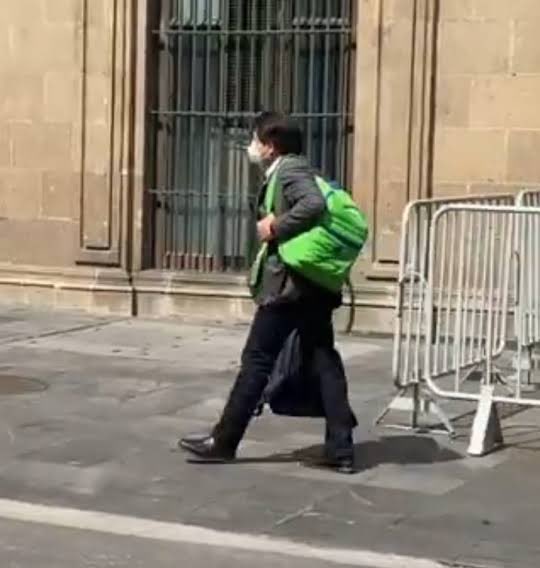 MAESC201's tweet photo. @OSWALDORIOSM @rcamachoco @Notimex Sus compañeros q la apoyaron hoy la quieren linchar. Es el mismo fenómeno en todas las dependencias y Secretarías de gobierno. A sus líderes los ha cobijado con favores y dinero. A los trabajadores de base con el garrote los han tratado. No tarda en estallar la estampida. https://t.co/ZUnpmE7jjE