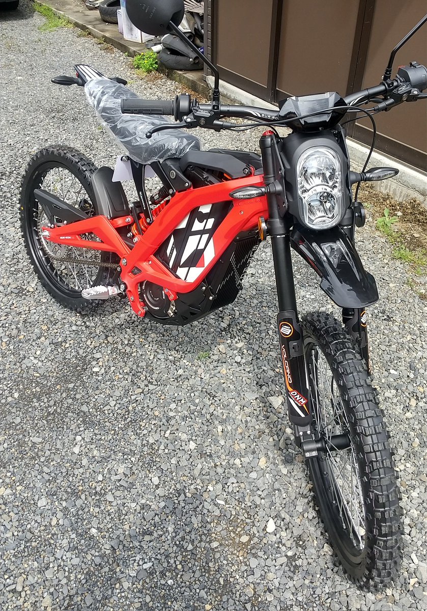 TakahashiRS's tweet image. ブレーキ規制前最後のL1e。
本日お客様のもとに渡ります。
今後は規制対応のモデルに切り替わります。
#サーロン 
#SurRon 
#LightBee 
#ライトビー