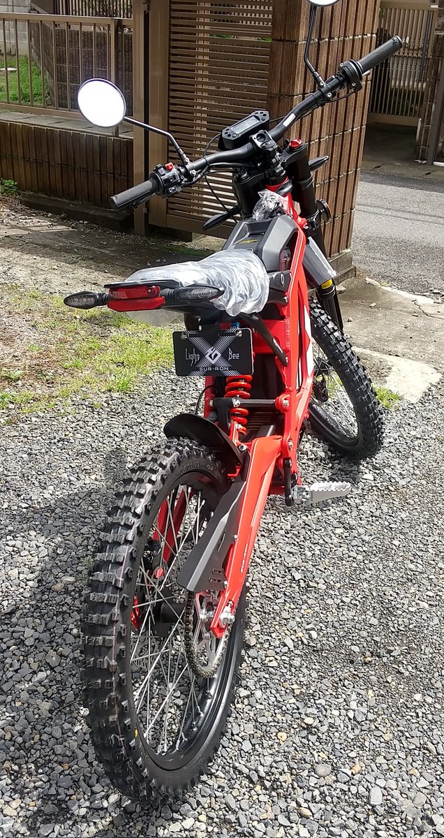 TakahashiRS's tweet image. ブレーキ規制前最後のL1e。
本日お客様のもとに渡ります。
今後は規制対応のモデルに切り替わります。
#サーロン 
#SurRon 
#LightBee 
#ライトビー