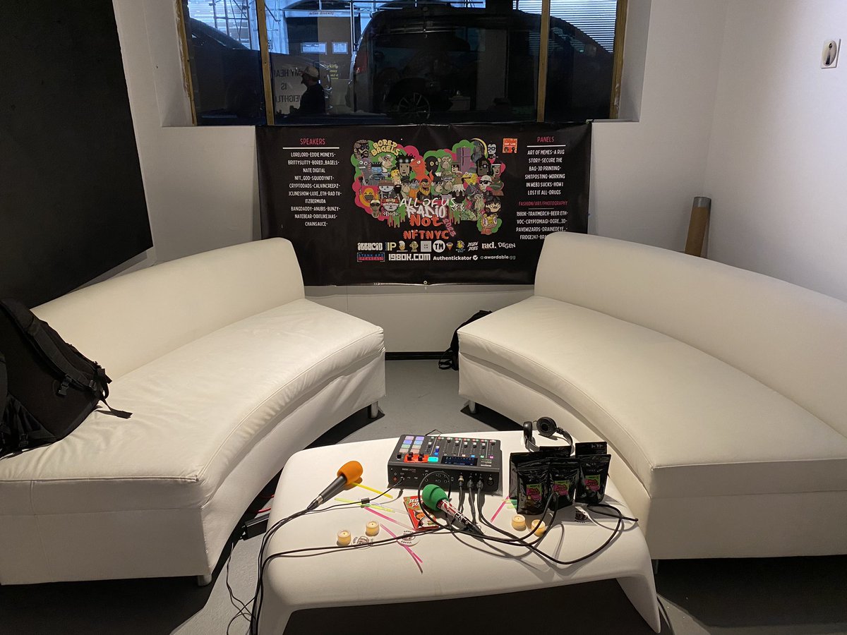 If you’re still degening in NYC👇

@AllOfUsRadio is about to go live at Meta Betties NFT event in a bit! 

It’s getting lit in here, don’t miss out. Free dranks. DJ. I’ll paint your face. 

📍 340 E 64th st in NYC.