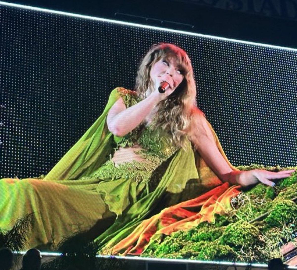 oddshrry's tweet image. rosy cheeks, wispy lashes, sparkly lids, glosy lips, fairy aura 🌿