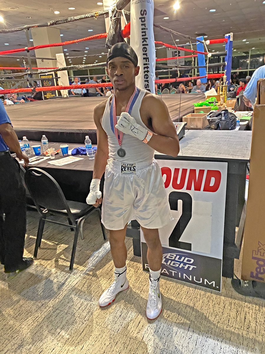 gabrielssmith's tweet image. Came up a little short tonight and walked away with Silver 🥈… appreciate all the support 🙏🏾 #BackToTheLab #Boxing #GoldenGloves