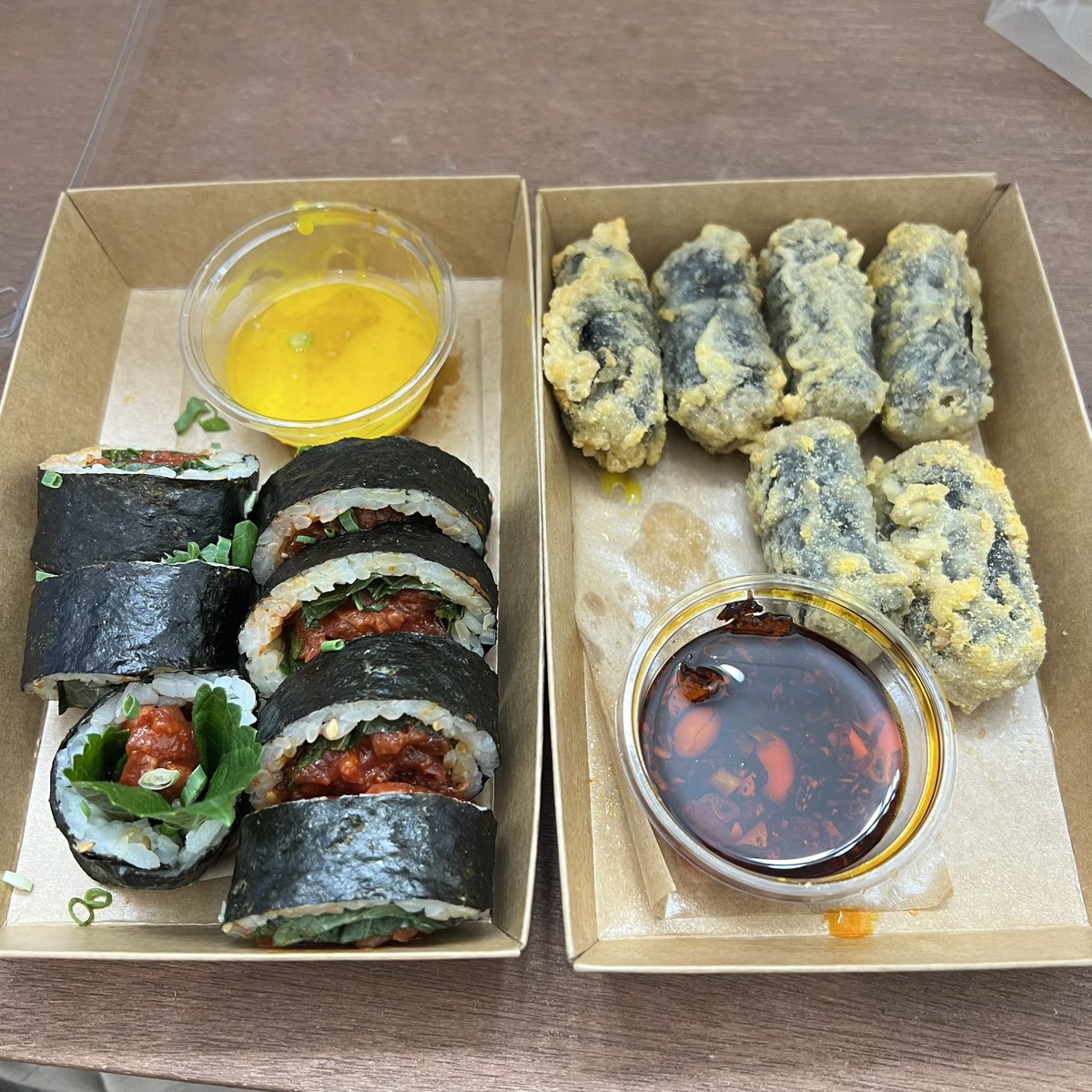 230415 버블
#우빈

📍도산분식 
서울 강남구 도산대로49길 10-6 젤로빌딩

✍🏼육회김밥, 마라 김말이

#크래비티_무뿌식뿌
#우빈아_데굴데굴_냠
#러비티_여기가자