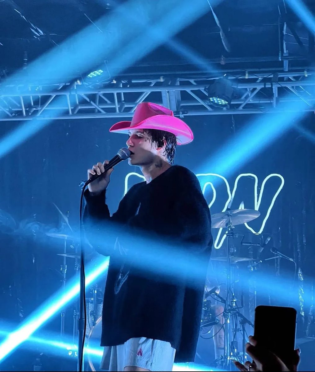 Every time I see Jaden on stage reaffirms that he was born for this. 

I love seeing him do what he likes the most, I love that he is fulfilling his dreams and I love being part of this ❤️‍🩹