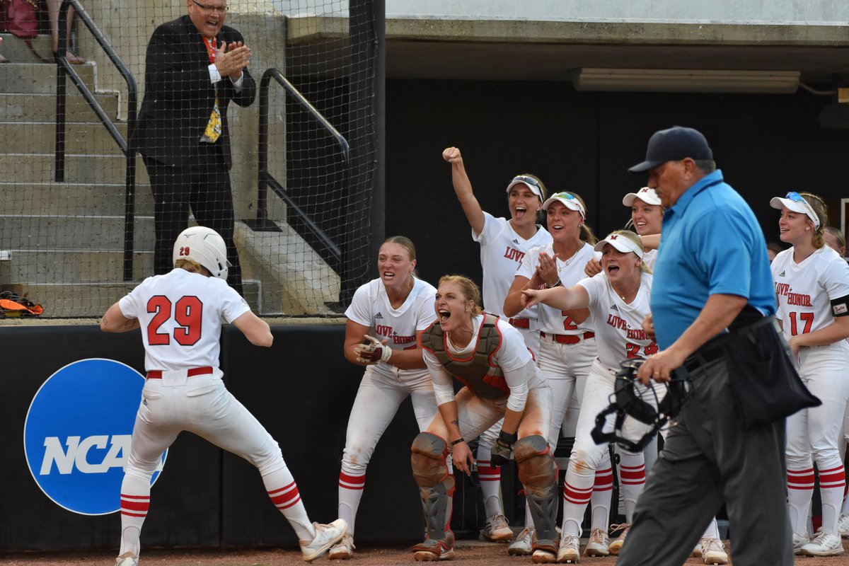 Thank you to a record-breaking crowd of 1,069 at the final game of today's Miami Softball Invitational!

#RiseUpRedHawks