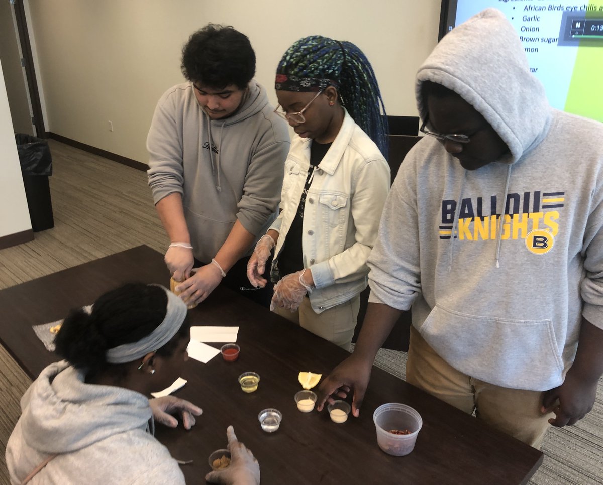 RooseveltCAA's tweet photo. Last week our @NAFCareerAcads chefs worked with chefs from @BallouDC during the @NandosUSA "Sauce Grind Off" held at Ballou. #BeFutureReady https://t.co/YKbUKZR093