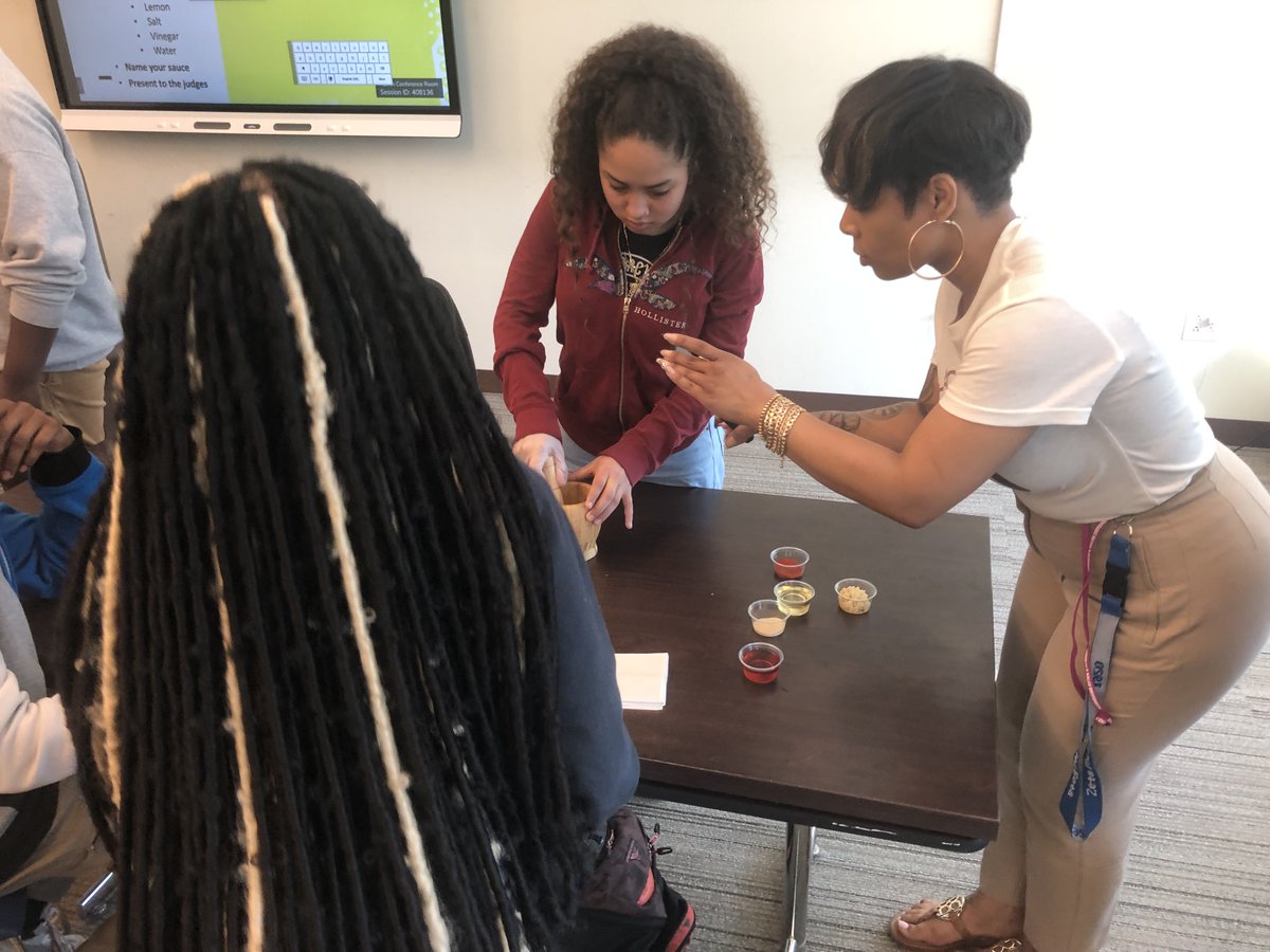 RooseveltCAA's tweet photo. Last week our @NAFCareerAcads chefs worked with chefs from @BallouDC during the @NandosUSA "Sauce Grind Off" held at Ballou. #BeFutureReady https://t.co/YKbUKZR093