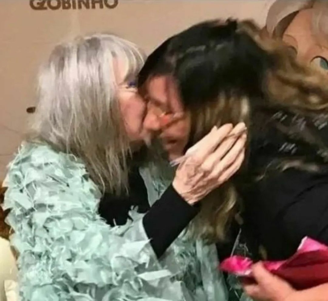 ANA_VERSSAO's tweet photo. Que saudaaaaadeees, que abstinênciaaaaaaa @LitaRee_real o Brasil te amaaaa e eu Ritz te amo demaiiis #GoPeter https://t.co/AoCnZG3zPD