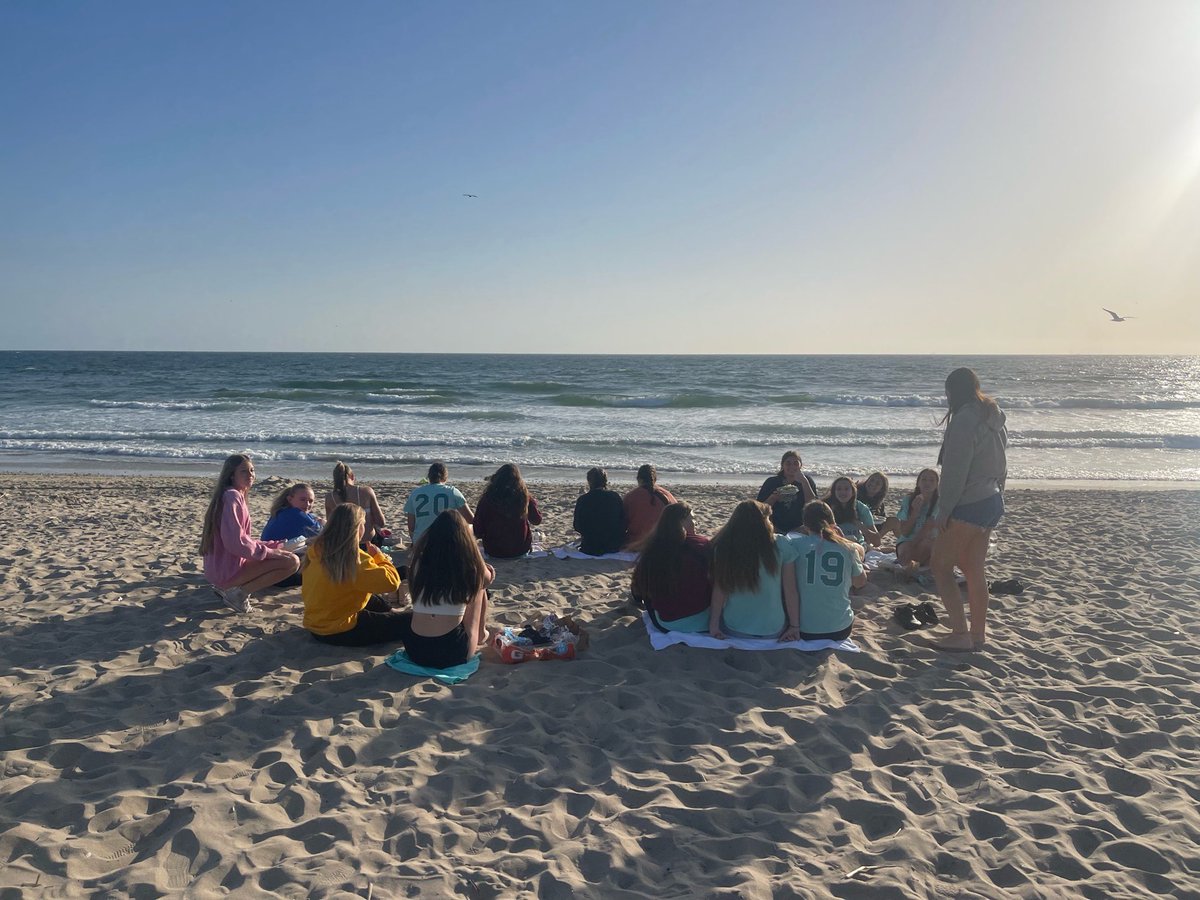 medarizona's tweet photo. Life-long memories that the ⁦@AZArsenalSC⁩ &amp; ⁦@ECNLgirls⁩ make for youth soccer players. Here the #ECNL #AZArsenal 07 team bonding at the beach and watching a college game scrimmage after the team’s early Saturday game. Competing at the highest level of youth soccer! https://t.co/62U1YQpCSh