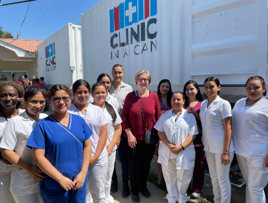 ARTokyoHN's tweet photo. Nacionales

Estados Unidos dona seis clínicas 

La embajadora Laura Dogu entregó seis clínicas contenedoras totalmente equipadas con un valor de un millón de dólares y serán distribuidas en tres centros de salud afectados por Iota y Eta.

#PeriodismoUNAH 
#NoticiasHonduras https://t.co/jkHnUcmGZW