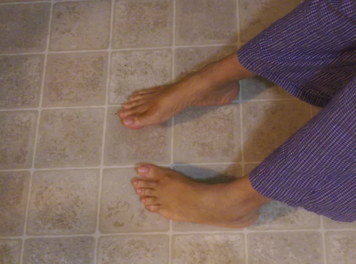 eastsideboss17's tweet photo. Who likes men with sexy feet? https://t.co/oxTAWTMD7c