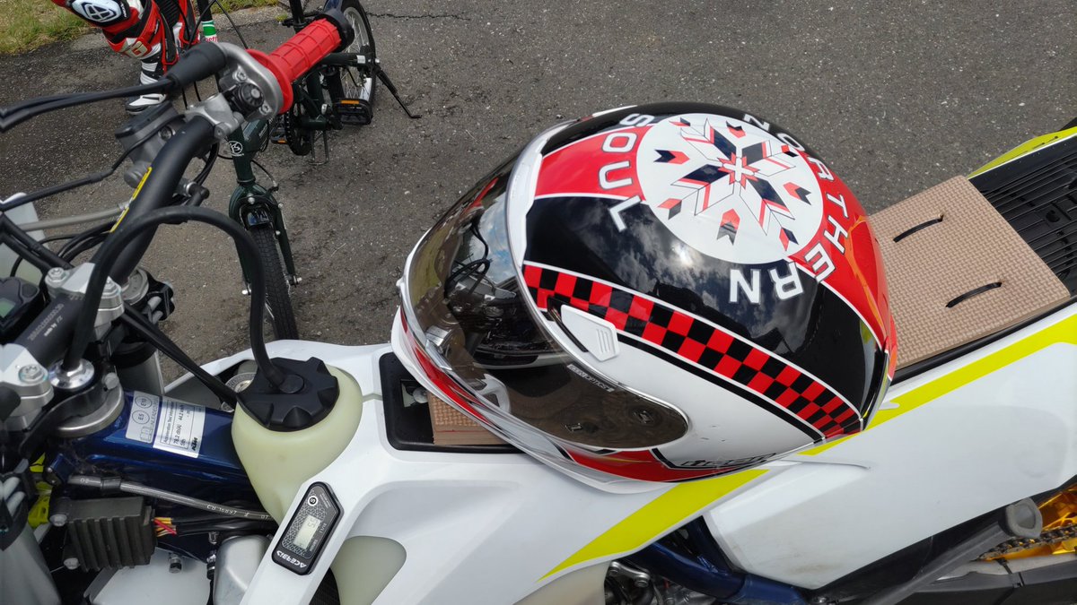 kimihei's tweet photo. 勝つって大切だよねってずぶ濡れでもご機嫌でまたトミン方面戻って２days組と合流して夜中まで呑んでた（笑）
なお昨日埼スタで対面にいた人と今日トミンで会ってるｗ　このコンサ仕様のメット格好良いな。 https://t.co/EHX6YFZ73W