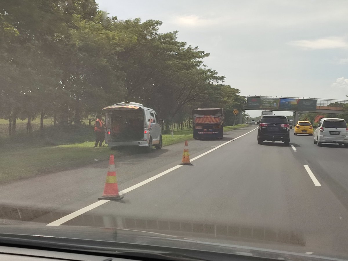 limwenie's tweet photo. Salah ketik, mulai Km 150.000 🙏

Macet sampai Km 154.200 imbas penyempitan/perbaikan jalan. https://t.co/YbJkIzzVPC