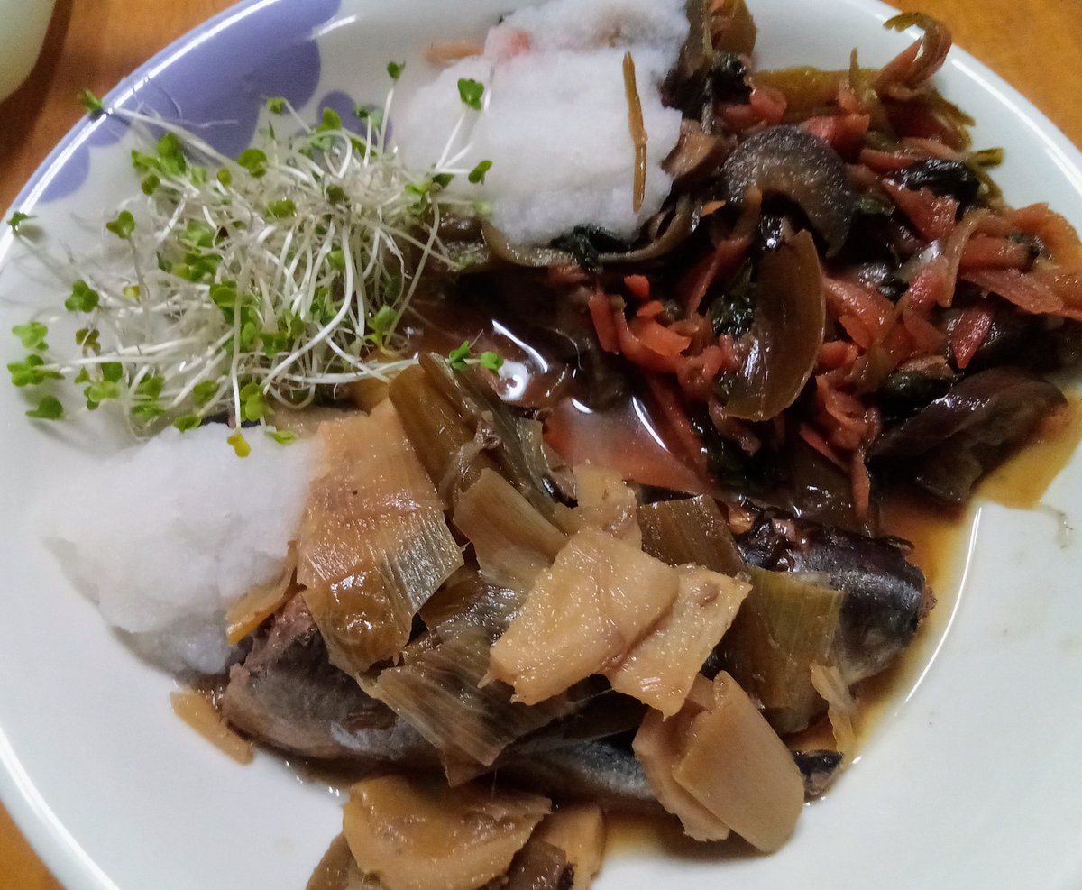 お昼ご飯ですよ～ 本日のお昼ご飯です。 『さんまの生姜煮、茄子炒め』です。🍙🍴☕