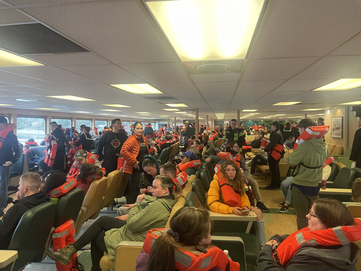 madisoncwade's tweet photo. The Kitsap Fast Ferry and multiple tug boats have arrived to help the some 600 passengers get off the Walla Walla ferry safely. 

Photos from Debbie O’Neill and Brandon Babauta @KING5Seattle https://t.co/bilYQv9kmf