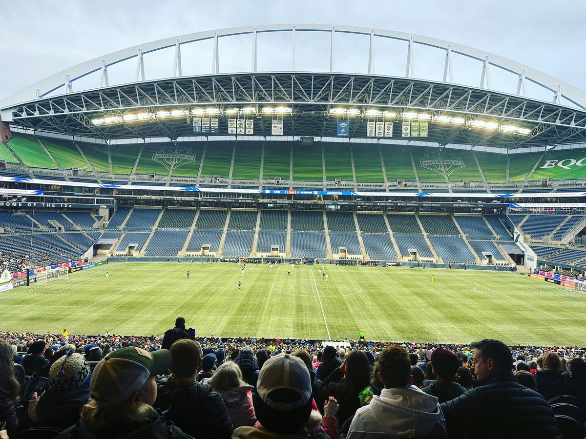 LeslieMDPharmD's tweet photo. stopped by for some footie to close out an incredible weekend in seattle! thanks @SEAnesHQ for a great #sea23spring meeting! 💙💙 #anesthesia #meded https://t.co/KtSG4OgF1Z